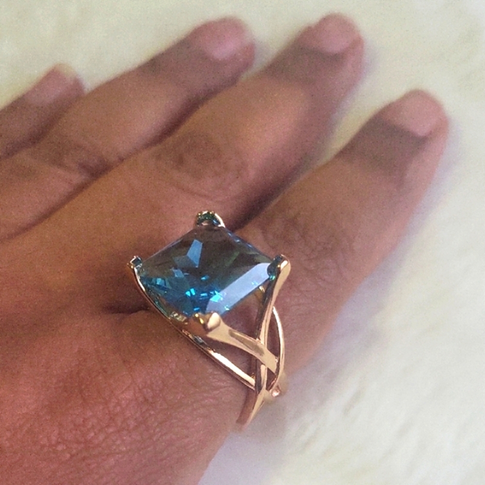 Vibrant Blue and Gold Ring with Square-Cut Gemstone